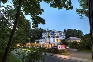 a building in the middle of a street at Best Western Plus Ostseehotel Waldschloesschen in Prerow