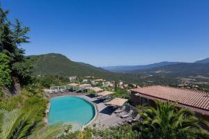 薩爾泰訥的住宿－Best Western Plus San Damianu，享有游泳池的景色,背景为山脉