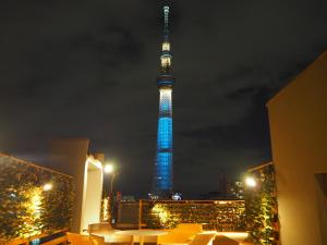 una vista de la torre Eiffel iluminada por la noche en PLAYSIS East Tokyo, en Tokio