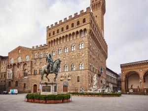 フィレンツェにあるRelais Florence Duomoの馬の前の男像