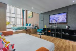 TV a/nebo společenská místnost v ubytování Lavendar Duplex Apartment