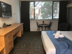 Postel nebo postele na pokoji v ubytování Parkdale Motor Inn
