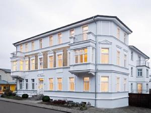 アールベックにあるOSTKÜSTE - Villa Albatros Design Apartmentsの多くの窓がある白い大きな建物