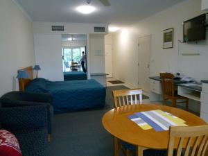 A seating area at Madison Ocean Breeze Apartments