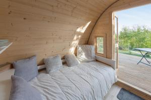 Un pat sau paturi într-o cameră la Le Petit Flo