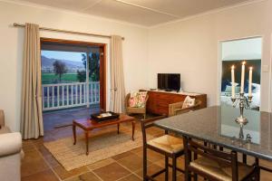 Televiisor ja/või meelelahutuskeskus majutusasutuses Hazenjacht Karoo Lifestyle - ROOIKOP