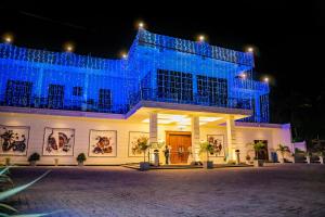 un edificio con luces azules encima en Aurora Banquet and Hotel, en Chilaw
