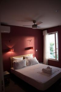 Tempat tidur dalam kamar di Escale Tropicale, appart vue mer à 2 min du lagon