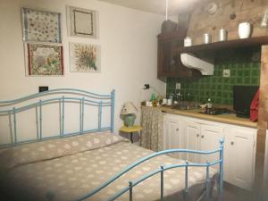 1 dormitorio con 1 cama en la cocina en B&B La Castagnina, en Bolonia