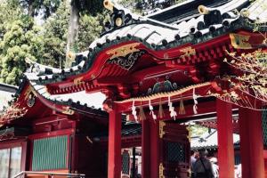 un templo rojo con techo rojo en Ashinoko Port Villa MIRAHAKONE en Hakone
