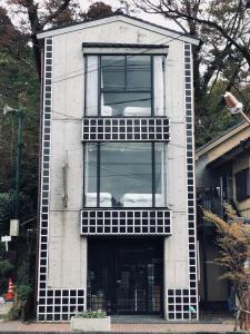 ein Gebäude mit einem großen Fenster darüber in der Unterkunft Ashinoko Port Villa MIRAHAKONE in Hakone
