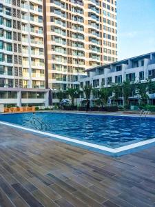 een groot zwembad voor hoge gebouwen bij Angela House Ha Long in Ha Long