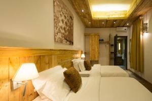 a bedroom with two beds and a lamp at Villa Alizée Boutique Hotel - Idéal Couples & Pros - Rooftop in Port Louis