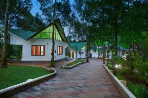 una casa con una entrada de ladrillo delante de ella en Misty Lake Resorts, Munnar, en Munnar