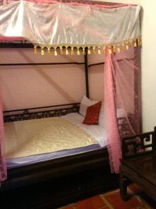 małe łóżko z baldachimem w pokoju w obiekcie Love nostalgia No. 53 B&B w mieście Jincheng