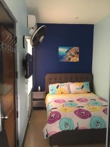 Un ou plusieurs lits dans un hébergement de l'établissement Lucena Meg's Studio Apmnt VIP rm-Near SM-Wifi