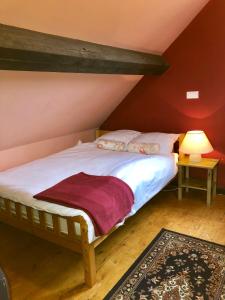een slaapkamer met een bed op zolder bij Shirley Lane in Ashbourne