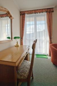 biurko z lampką i krzesłem w pokoju w obiekcie Villa Rosa w Karlowych Warach