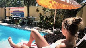 Piscina a A Sunflower Stop Backpackers o a prop