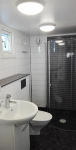 Ett badrum på Ronneby Havscamping