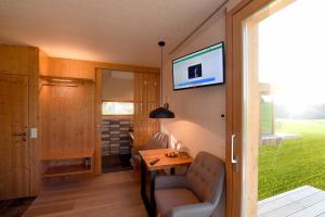 TV a/nebo společenská místnost v ubytování roo'n Lodges#KOLM