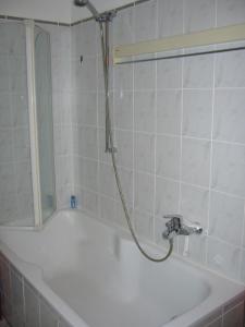 y baño de azulejos blancos con ducha y bañera. en Köln Vermietung Schwermer, en Colonia 37 fotos más