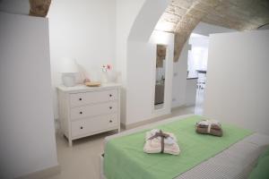 een slaapkamer met een groen bed met twee zakken erop bij Ta Maison Bari in Bari
