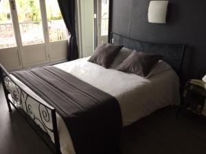 Ein Bett oder Betten in einem Zimmer der Unterkunft Hotel De Rouen