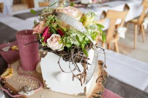 een taart met daarop een boeket bloemen bij Landgasthof Zur Post in Zilshausen +19 foto's