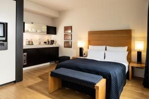 een hotelkamer met een bed en een keuken bij Clipper Boardinghouse - Hamburg-Holzhafen in Hamburg