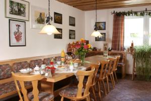 a dining room with a table and chairs at Weingut Herbert Kram in Nordheim
