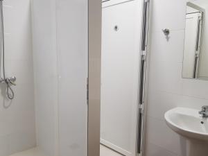 Vonios kambarys apgyvendinimo įstaigoje Albergue A Ponte Ribadeo