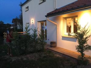 Jeuxeyにあるla Bergerieの夜の家の前に立つ女