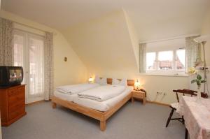 En eller flere senge i et værelse på Hotel Hirschen