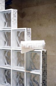 stos plastikowych pudeł z białym opakowaniem w obiekcie Jerez Suites w mieście Jerez de la Frontera