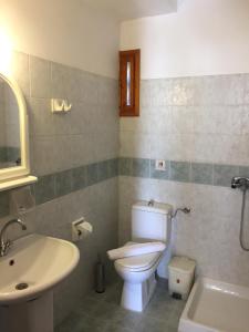 A bathroom at Livanina apartments