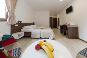 Cette chambre d'hôtel comprend 2 lits avec des bananes sur une table. dans l'établissement Guest House Plitvice Villa Verde, aux lacs de Plitvice