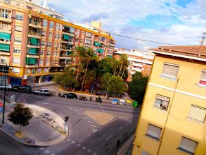 アリカンテにあるAvenida Alcoy - Apartmentの建物のある街並み