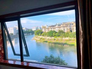 旅舍附近的河景