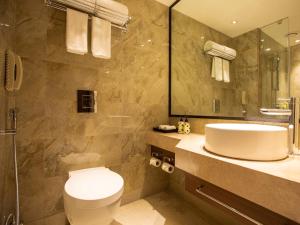 Koupelna v ubytování Lemon Tree Premier City Center Pune