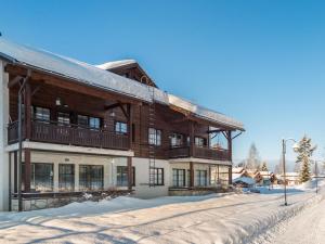 ein großes Holzgebäude im Schnee in der Unterkunft Holiday Home Point vale 2 ap- 5 by Interhome in Tahkovuori