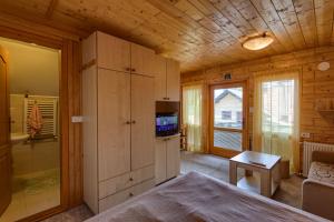 ズラティボールにあるApartments Zlatibor's Peaceのベッドとテレビのある寝室