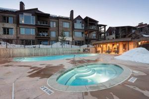 an empty swimming pool in front of a building at Silver Star #902 - 3 Bed TH in Park City