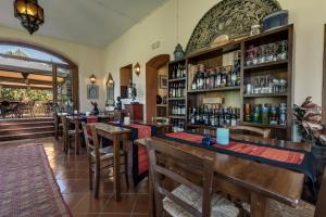 a bar with wooden tables and chairs in a restaurant at Villa Poggio Di Gaville in Meleto