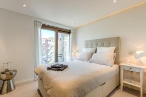 a bedroom with a large bed and a window at 2 Bedrooms sleeps 6 - Central London in London