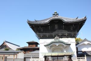 京都Stay SAKURA Kyoto Ryu的有屋顶的建筑物