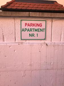 ギュンツブルクにあるStadt Apartmentのピンクのレンガ壁の駐車場予約表
