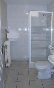 サン・ジャック・デ・ブラにあるLes Sourcesのバスルーム(シャワー、トイレ、シンク付)