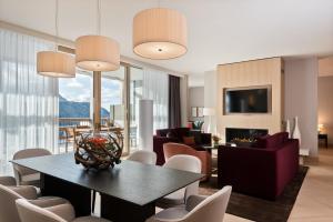 Televiisor ja/või meelelahutuskeskus majutusasutuses Waldhotel by Bürgenstock