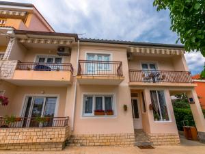 ein Haus mit Balkon an der Seite in der Unterkunft 689 Banjol in Rab